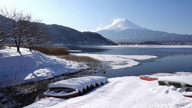 冬天，富士山越过川口湖视频素材