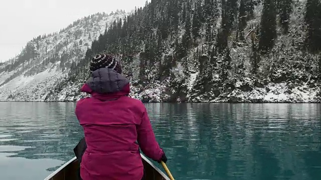 女性冒险家皮划艇高山湖泊视频素材