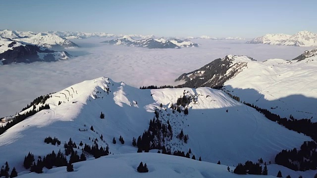 WS空中景观雪山和滑雪胜地/基茨比埃尔，蒂罗尔，奥地利视频素材