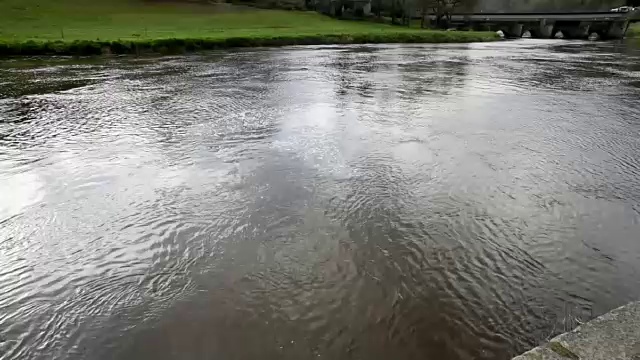 南特布雷斯特运河Châteauneuf du Faou的水流视频素材