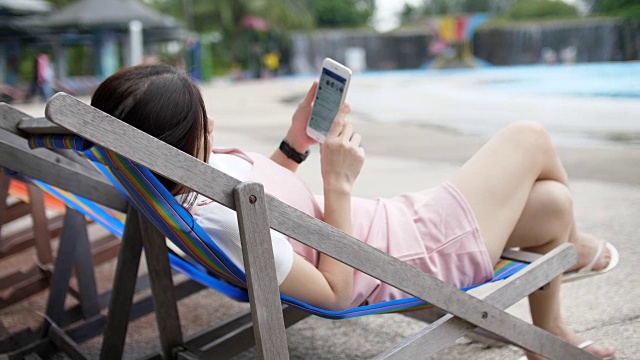 在海滩上用手机的女人视频素材