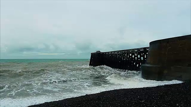 在法国诺曼底的英吉利海峡岸边，汹涌的波浪。迪耶普港阴沉的天空和暴风雨的海面视频素材