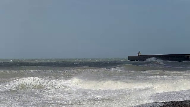 在法国诺曼底的英吉利海峡岸边，汹涌的波浪。迪耶普港阴沉的天空和暴风雨的海面视频素材