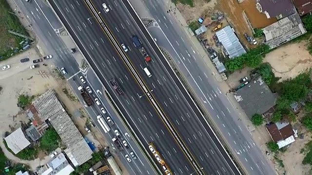 高速公路上行驶的汽车的鸟瞰图视频素材