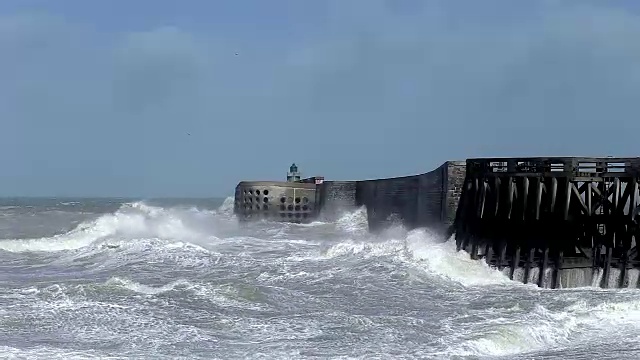 在法国诺曼底的英吉利海峡岸边，汹涌的波浪。迪耶普港阴沉的天空和暴风雨的海面视频素材