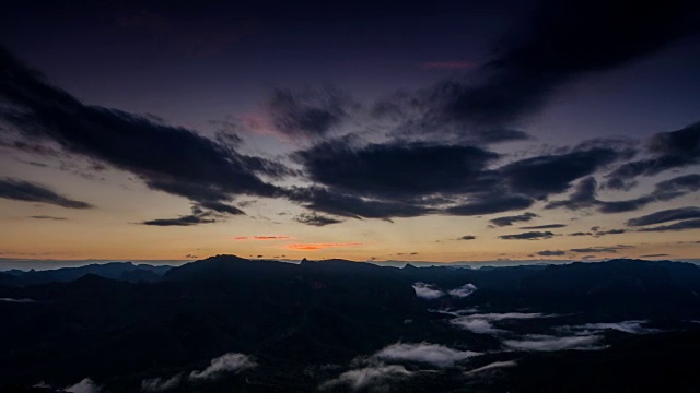 山景与日出的时间流逝和移动的雾，自然镜头的背景，摄影车拍摄从左到右视频素材