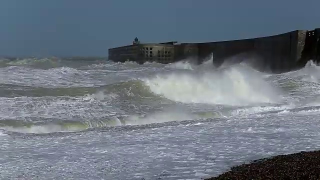 在法国诺曼底的英吉利海峡岸边，汹涌的波浪。迪耶普港阴沉的天空和暴风雨的海面视频素材