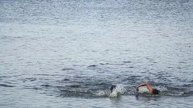 两个人在湖里比赛速度游泳视频素材