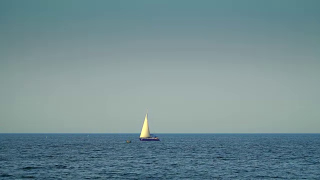 航行在海上的游艇。以天空为背景视频素材