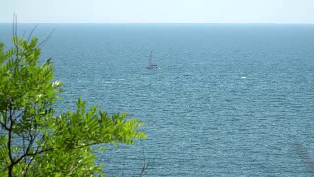 从岸边看下在海上漂浮的小船视频素材