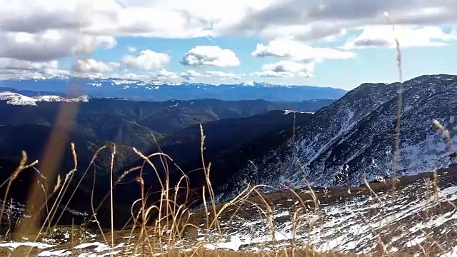 美丽的时间流逝云在山脊上视频素材