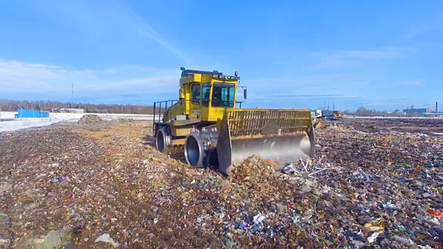 废物处理转储。在垃圾场推垃圾的推土机。无人驾驶飞机,4 k。视频素材