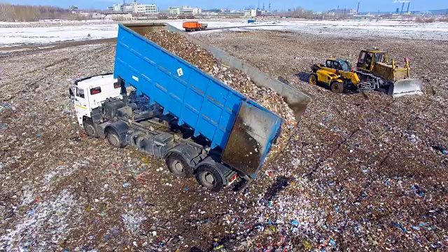 间隔拍摄。在废物处置场倾倒废物的倾卸车。无人驾驶飞机,4 k。视频素材