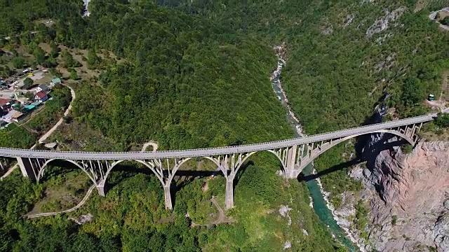 飞越德杰维察桥，穿越塔拉河峡谷。视频素材