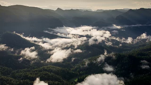 山景与日出的时间流逝和移动的雾，自然镜头背景，缩小运动视频素材