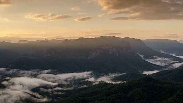 山景与日出的时间流逝和移动的雾，自然镜头的背景，摄影车拍摄从左到右视频素材