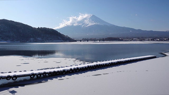 冬天，富士山越过川口湖视频素材