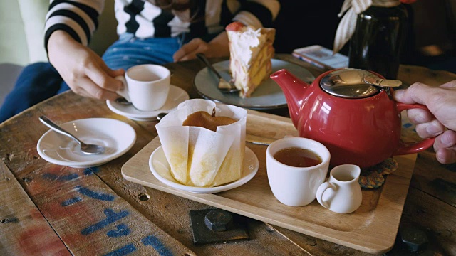 年轻女子在咖啡店吃蛋糕喝茶视频素材