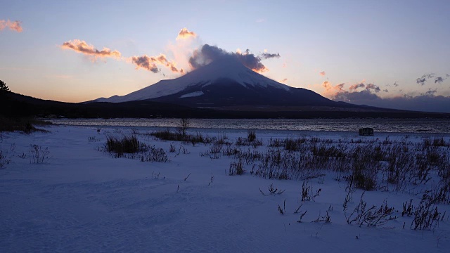 冬季日落时富士山上的山中湖视频素材