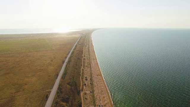 AERIAL:蓝色海湾和沙滩海岸线的景观视频素材