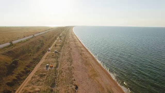 AERIAL:蓝色海湾和沙滩海岸线的景观视频素材