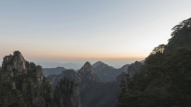 黄山在晨曦中，黑夜中，白昼中流逝视频素材