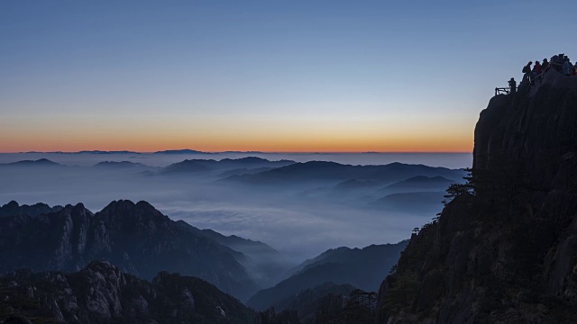 从明亮的黄山山顶日出-倾斜下来-时间流逝视频素材