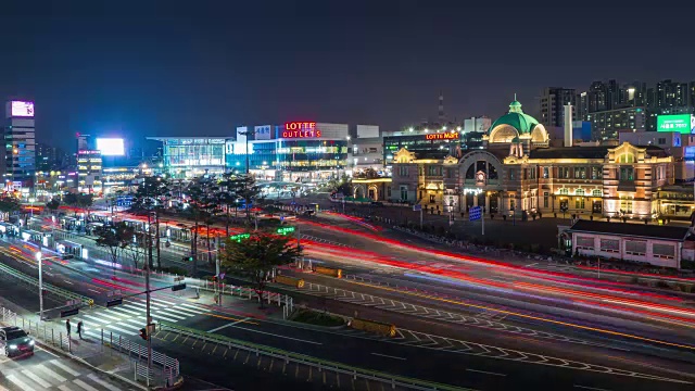 夜景:汉城站公交换乘中心和汉城站道路上车辆行驶的风景视频素材