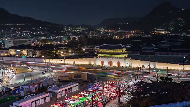 夜景:光华门(景福宫入口)及景福宫(韩国国宝223)附近车辆行驶的景色视频素材