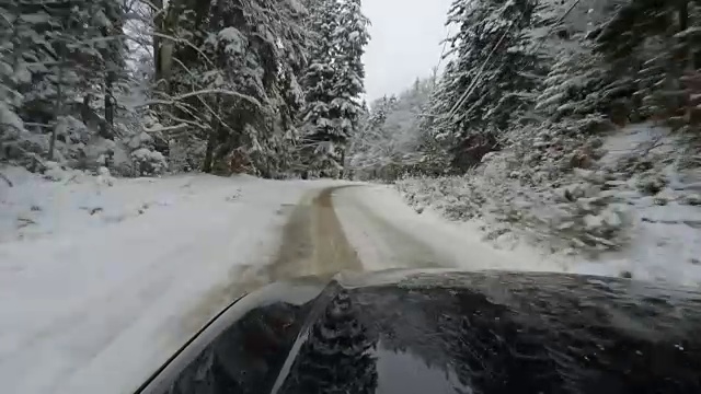 汽车在雪地上行驶视频素材