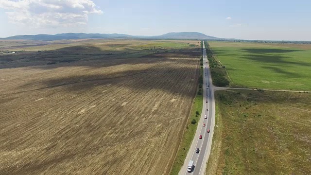 天线:穿过乡村的公路视频素材