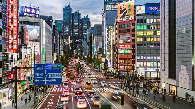 夜间新宿繁忙交通的T/L MS视图/日本东京视频素材