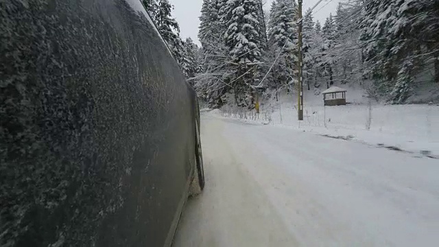 在冬季道路上超速行驶视频素材