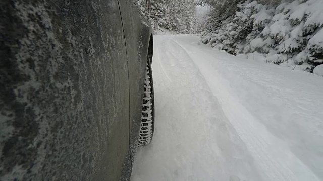 汽车在多雪的路上打滑视频素材