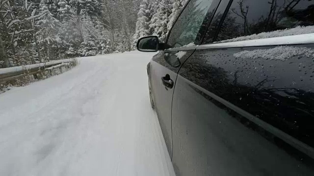 在雪地上开车视频素材