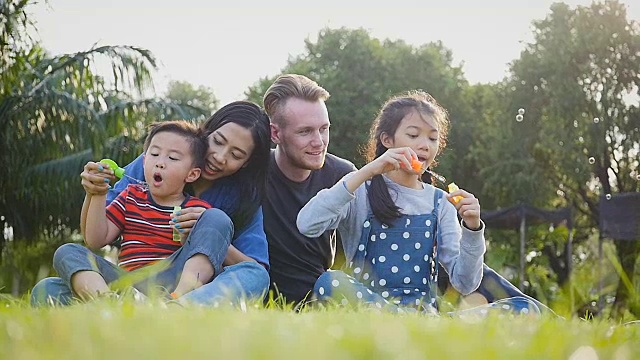 快乐的家庭在秋天的公园玩肥皂泡视频素材