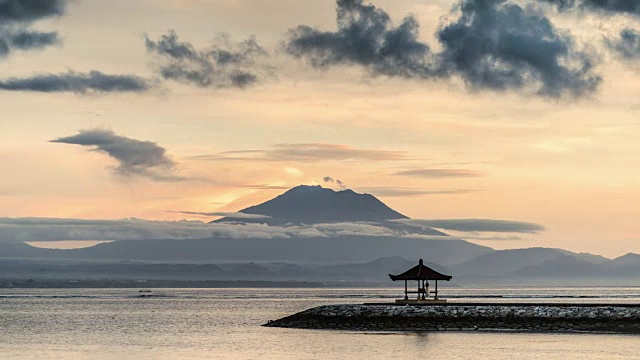 巴厘岛，阿贡火山在喷发阶段排出火山灰，从晚上到白天的时间推移视频素材