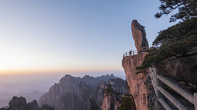 飞过黄山的岩石-时间流逝视频素材