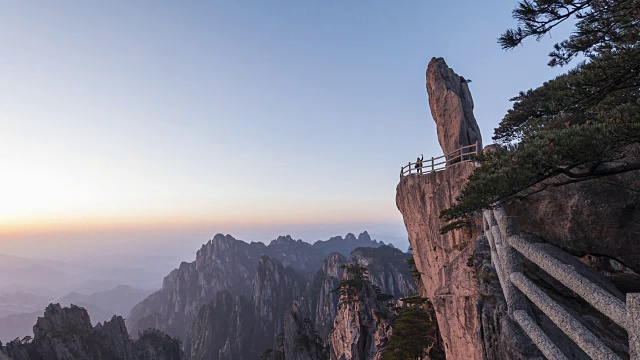 飞越黄山的岩石-时间流逝视频素材