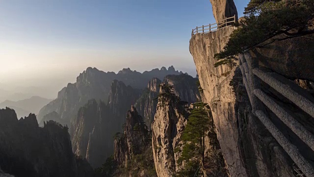 飞越黄山的岩石-向上倾斜-延时视频素材