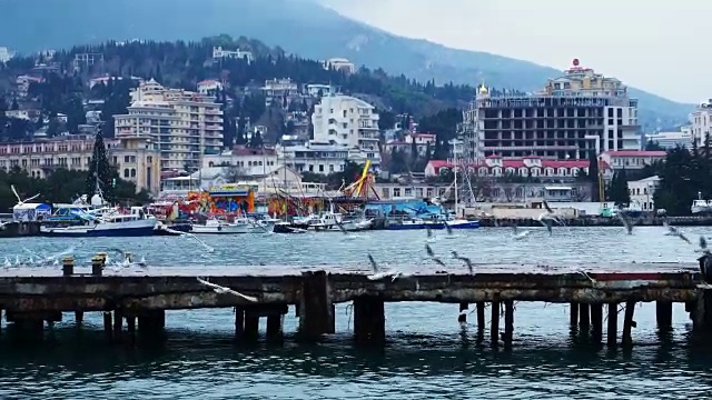 观景雅尔塔堤岸在夏季多云的天气视频素材