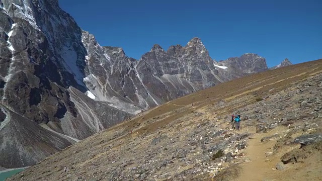 游客走在喜马拉雅山的小路上视频素材