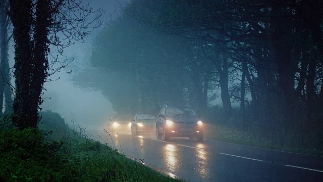 在雨中驾车穿过乡村视频素材