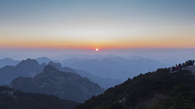 在明亮的山顶日落-黄山-缩小-时间流逝视频素材