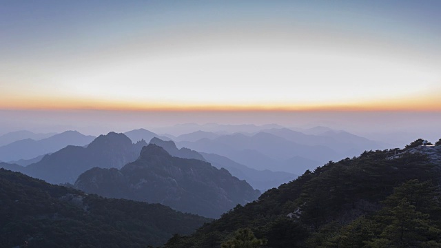 日落在光明山顶(光明顶)-黄山-时间流逝视频素材