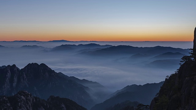 从明亮的黄山山顶日出-淘金时间流逝视频素材