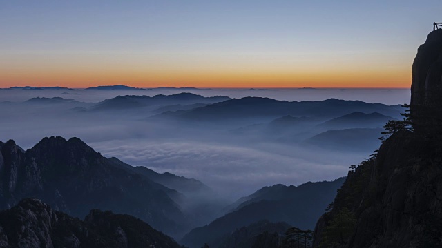 从明亮的黄山山顶日出-时间流逝视频素材