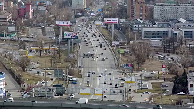 下午在城市的十字路口，车流不绝视频素材