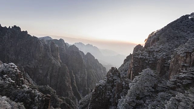 日落驱散云亭-黄山-倾斜下来-时间流逝视频素材