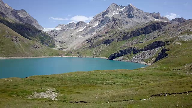 无人驾驶飞机在欧洲阿尔卑斯山脉中心美丽的山湖上空飞行视频素材